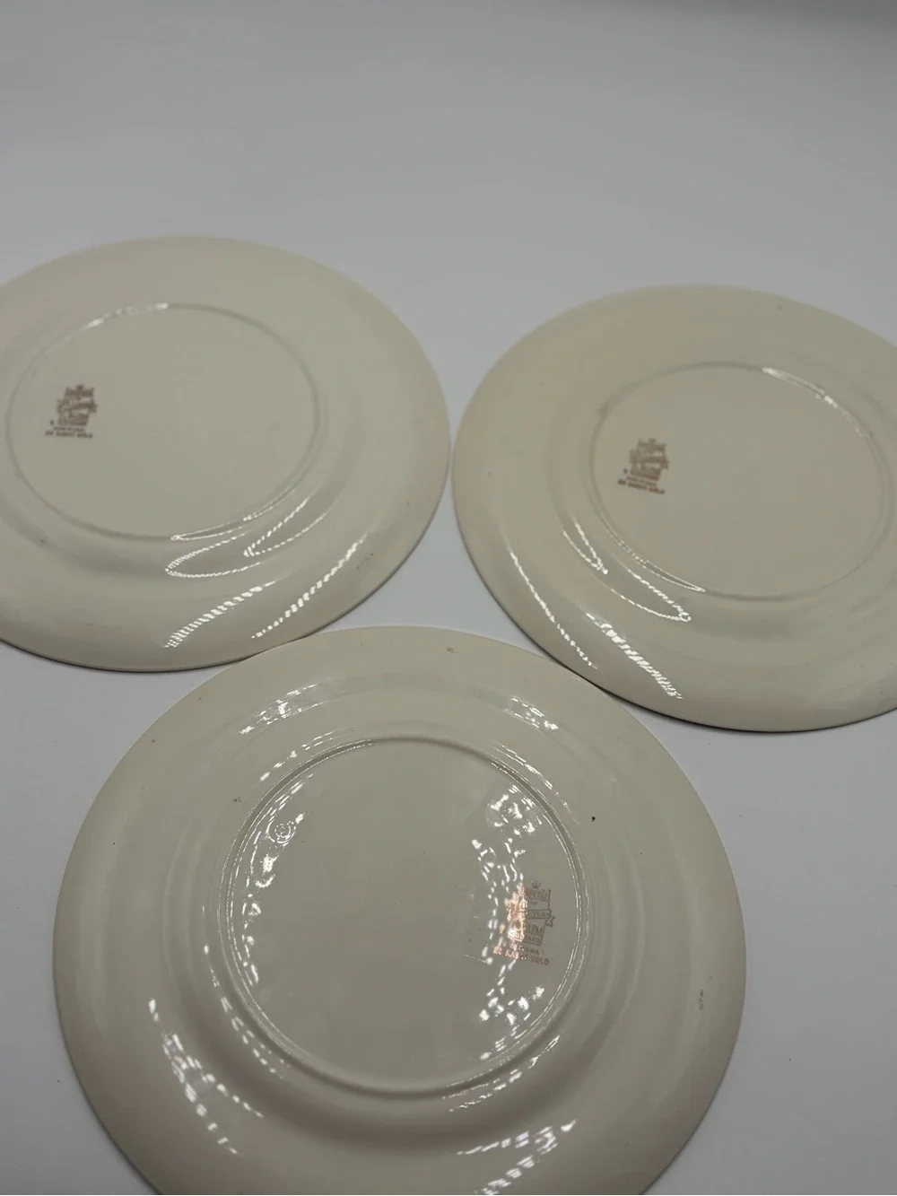Decorative Carriage Motif Ceramic Dinner Plate in Cream and Green 23K Gold Trim